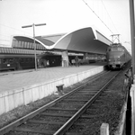 837119 Gezicht op het nieuwe, vijfde perron van het N.S.-station Rotterdam C.S. te Rotterdam, met rechts het ...